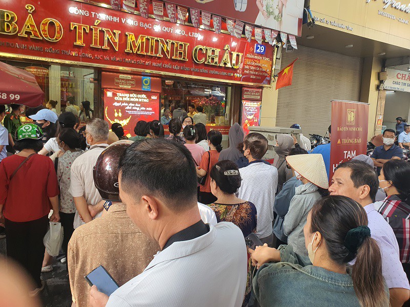 Giá vàng chiều 16/10: Chợ đen chạm ngưỡng 170 triệu đồng/lượng, nhiều người xếp hàng xuyên trưa chờ mua từng chỉ - 4