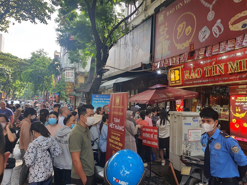 Giá vàng chiều 16/10: Chợ đen chạm ngưỡng 170 triệu đồng/lượng, nhiều người xếp hàng xuyên trưa chờ mua từng chỉ - 8