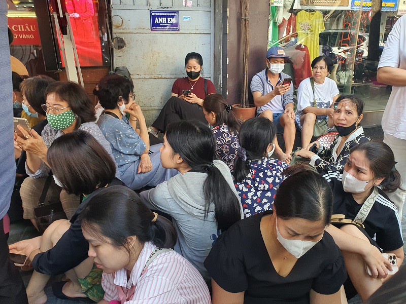 Giá vàng chiều 16/10: Chợ đen chạm ngưỡng 170 triệu đồng/lượng, nhiều người xếp hàng xuyên trưa chờ mua từng chỉ - 7