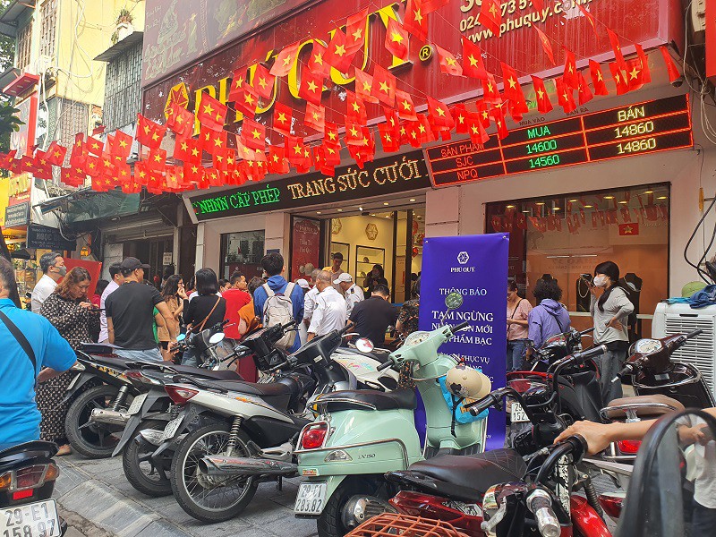 Giá vàng chiều 16/10: Chợ đen chạm ngưỡng 170 triệu đồng/lượng, nhiều người xếp hàng xuyên trưa chờ mua từng chỉ - 6