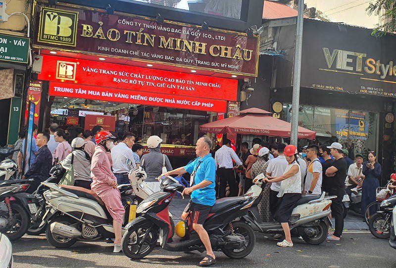 Giá vàng chiều 16/10: Chợ đen chạm ngưỡng 170 triệu đồng/lượng, nhiều người xếp hàng xuyên trưa chờ mua từng chỉ - 9