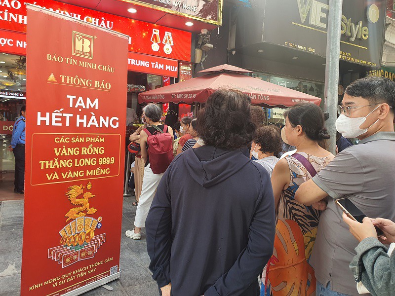 Giá vàng ngày 17/10: Chợ đen “vọt lên” 180 triệu đồng/lượng, “nghề mới nổi” trước tiệm vàng kiếm tiền dễ dàng - 8