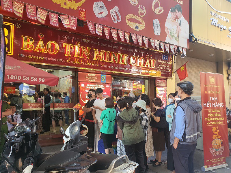 Giá vàng ngày 17/10: Chợ đen “vọt lên” 180 triệu đồng/lượng, “nghề mới nổi” trước tiệm vàng kiếm tiền dễ dàng - 9