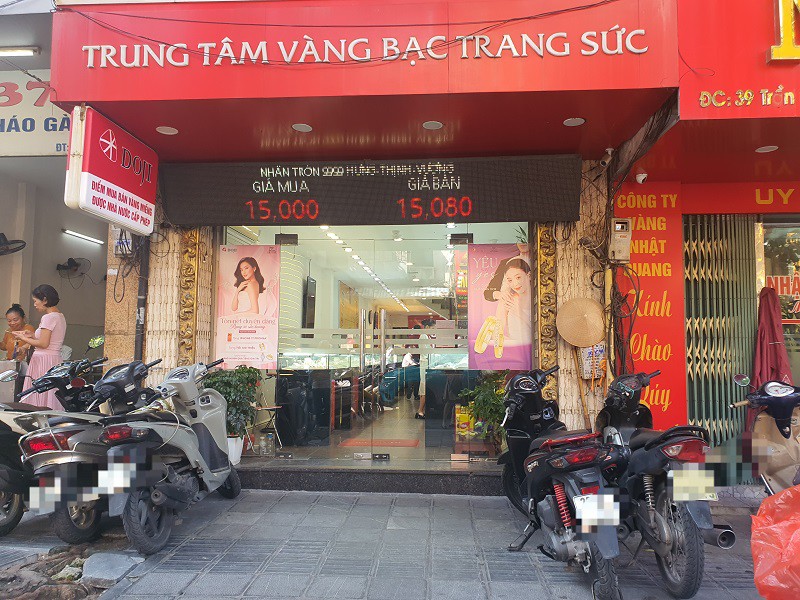 Giá vàng ngày 17/10: Chợ đen “vọt lên” 180 triệu đồng/lượng, “nghề mới nổi” trước tiệm vàng kiếm tiền dễ dàng - 10