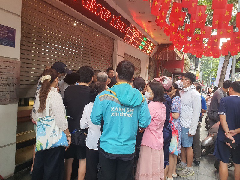 Giá vàng ngày 17/10: Chợ đen “vọt lên” 180 triệu đồng/lượng, “nghề mới nổi” trước tiệm vàng kiếm tiền dễ dàng - 1