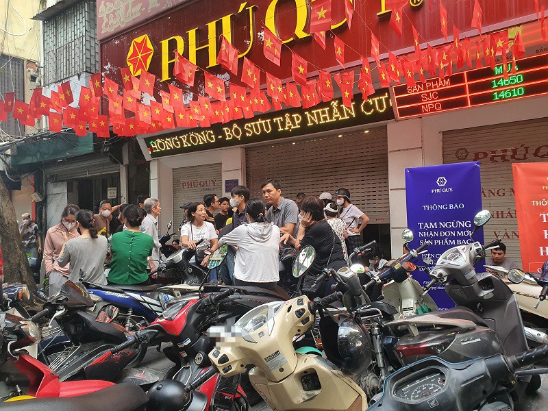 Giá vàng ngày 17/10: Chợ đen “vọt lên” 180 triệu đồng/lượng, “nghề mới nổi” trước tiệm vàng kiếm tiền dễ dàng - 2