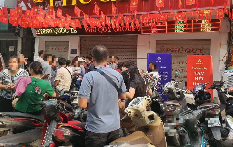 Giá vàng ngày 17/10: Chợ đen “vọt lên” 180 triệu đồng/lượng, “nghề mới nổi” trước tiệm vàng kiếm tiền dễ dàng - 11