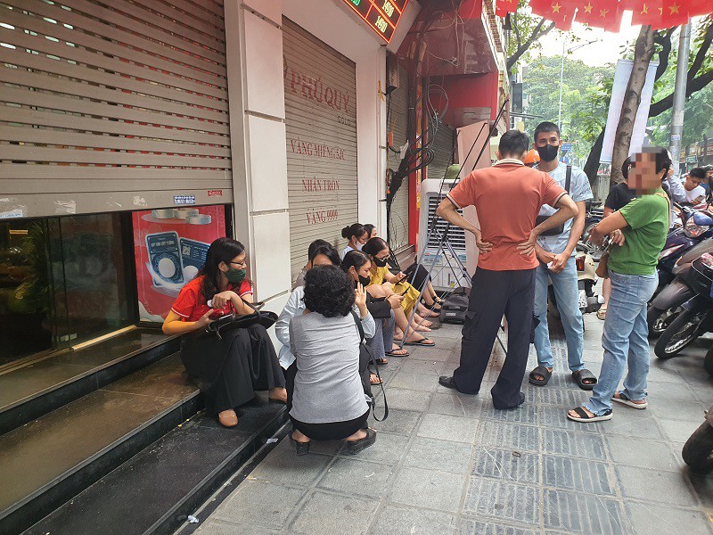 Giá vàng ngày 17/10: Chợ đen “vọt lên” 180 triệu đồng/lượng, “nghề mới nổi” trước tiệm vàng kiếm tiền dễ dàng - 4