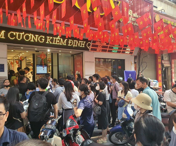 Giá vàng ngày 17/10: Chợ đen “vọt lên” 180 triệu đồng/lượng, “nghề mới nổi” trước tiệm vàng kiếm tiền dễ dàng - 5