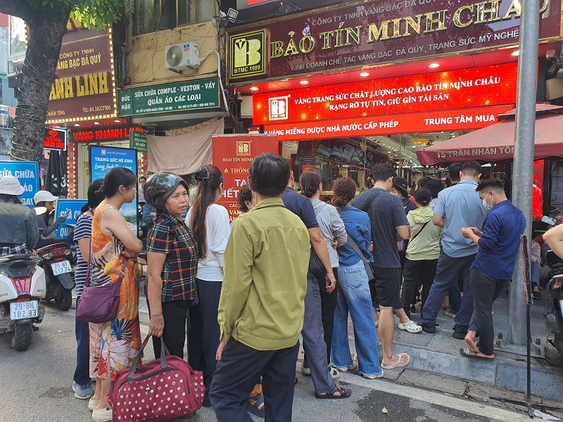 Giá vàng ngày 17/10: Chợ đen “vọt lên” 180 triệu đồng/lượng, “nghề mới nổi” trước tiệm vàng kiếm tiền dễ dàng - 6
