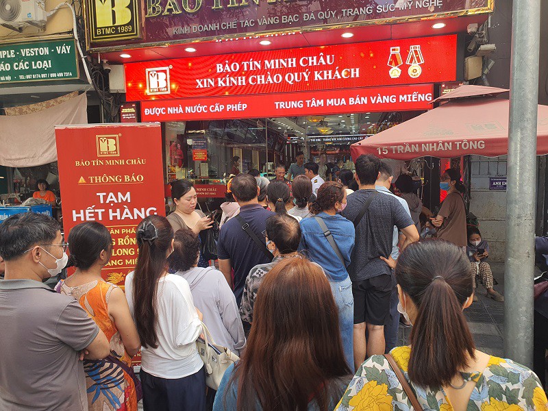 Giá vàng ngày 17/10: Chợ đen “vọt lên” 180 triệu đồng/lượng, “nghề mới nổi” trước tiệm vàng kiếm tiền dễ dàng - 7