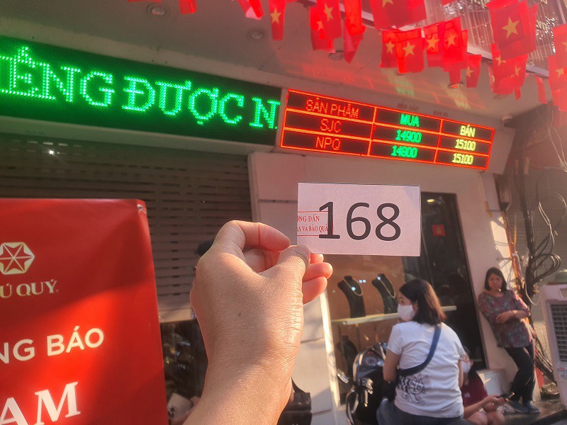 Giá vàng ngày 19/10 giảm: Hàng loạt tiệm vàng có động thái bất ngờ, chị em rủ nhau lên “hốt hàng” - 6