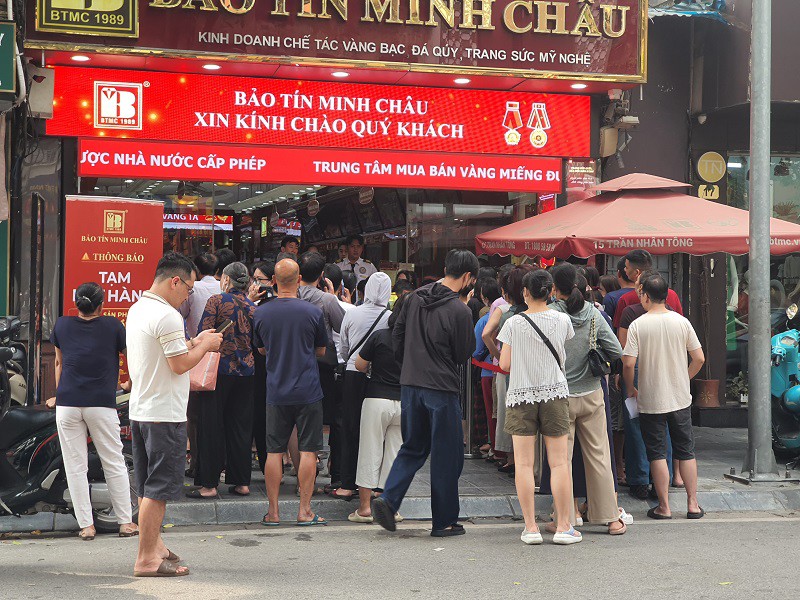 Giá vàng ngày 19/10 giảm: Hàng loạt tiệm vàng có động thái bất ngờ, chị em rủ nhau lên “hốt hàng” - 7