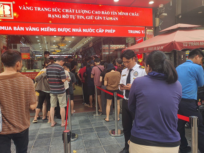 Giá vàng ngày 19/10 giảm: Hàng loạt tiệm vàng có động thái bất ngờ, chị em rủ nhau lên “hốt hàng” - 2