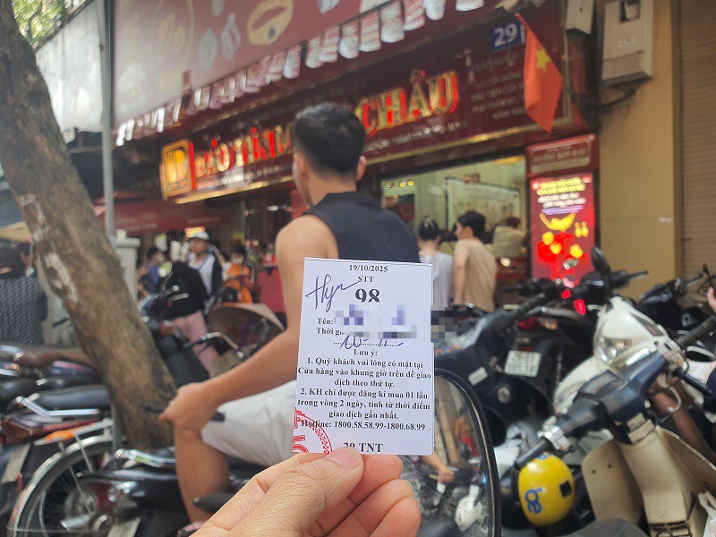 Giá vàng ngày 19/10 giảm: Hàng loạt tiệm vàng có động thái bất ngờ, chị em rủ nhau lên “hốt hàng” - 3