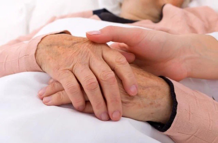 Người phụ nữ bị ung thư phổi hối hận vì bỏ qua một dấu hiệu nhỏ trên bàn tay - 1