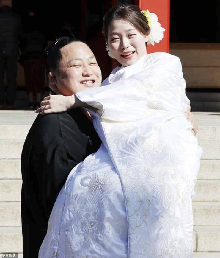 Đô vật siêu béo 180kg - 270kg: Vì sao được hotgirl xếp hàng "xin yêu"? - 4