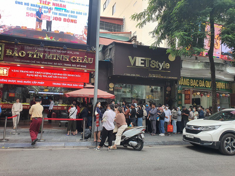 Giá vàng ngày 22/10: Cắm đầu giảm sâu, loạt tiệm vàng “xả hàng”, bán cho mỗi người cả 100 chỉ - 3