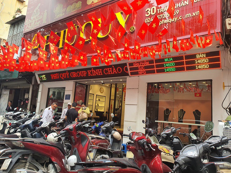 Giá vàng ngày 22/10: Cắm đầu giảm sâu, loạt tiệm vàng “xả hàng”, bán cho mỗi người cả 100 chỉ - 1
