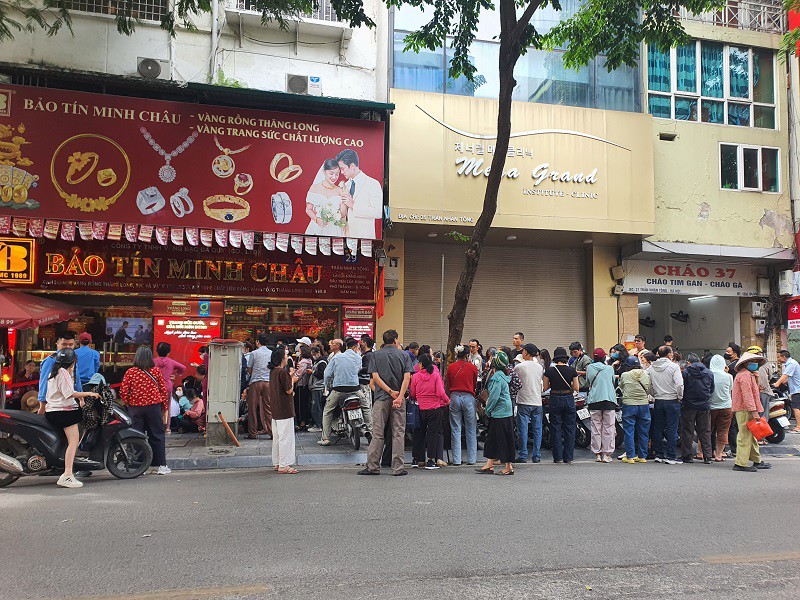 Giá vàng ngày 22/10: Cắm đầu giảm sâu, loạt tiệm vàng “xả hàng”, bán cho mỗi người cả 100 chỉ - 7