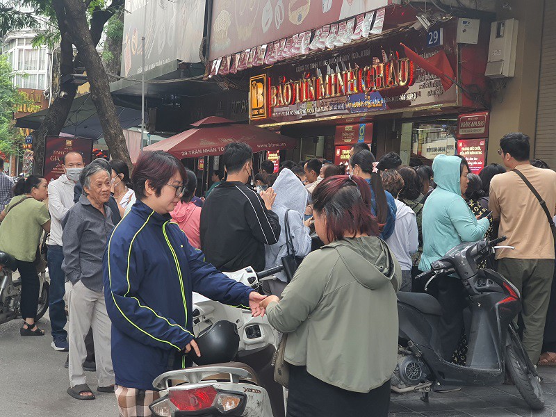Giá vàng ngày 22/10: Cắm đầu giảm sâu, loạt tiệm vàng “xả hàng”, bán cho mỗi người cả 100 chỉ - 8