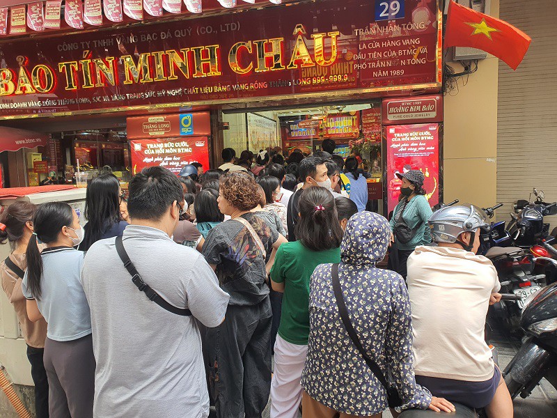 Giá vàng ngày 22/10: Cắm đầu giảm sâu, loạt tiệm vàng “xả hàng”, bán cho mỗi người cả 100 chỉ - 2