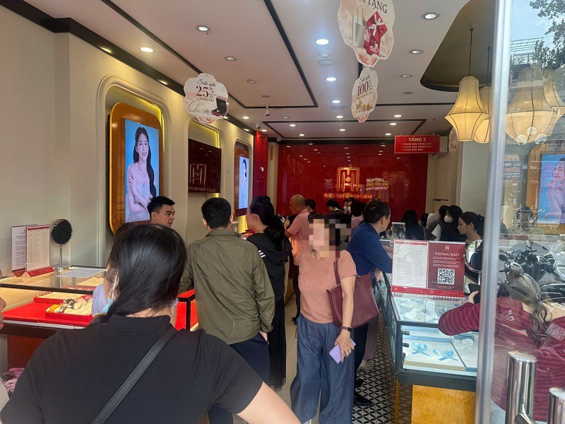 Giá vàng ngày 22/10: Cắm đầu giảm sâu, loạt tiệm vàng “xả hàng”, bán cho mỗi người cả 100 chỉ - 5