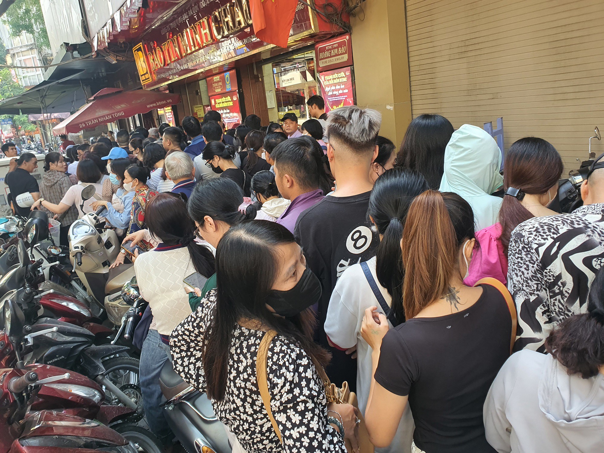 Người dân đổ xô đi mua vàng bất chấp giá tăng hay giảm, chuyên gia cảnh báo “nóng” - 2