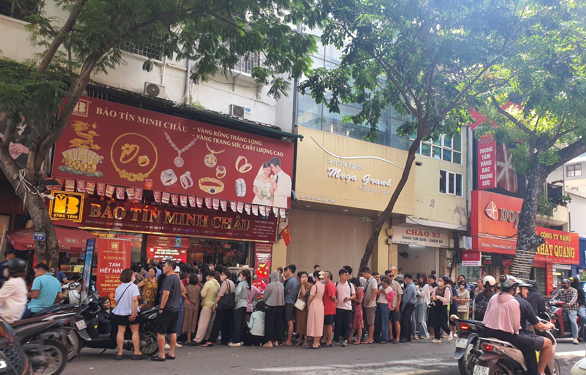 Người dân đổ xô đi mua vàng bất chấp giá tăng hay giảm, chuyên gia cảnh báo “nóng” - 3