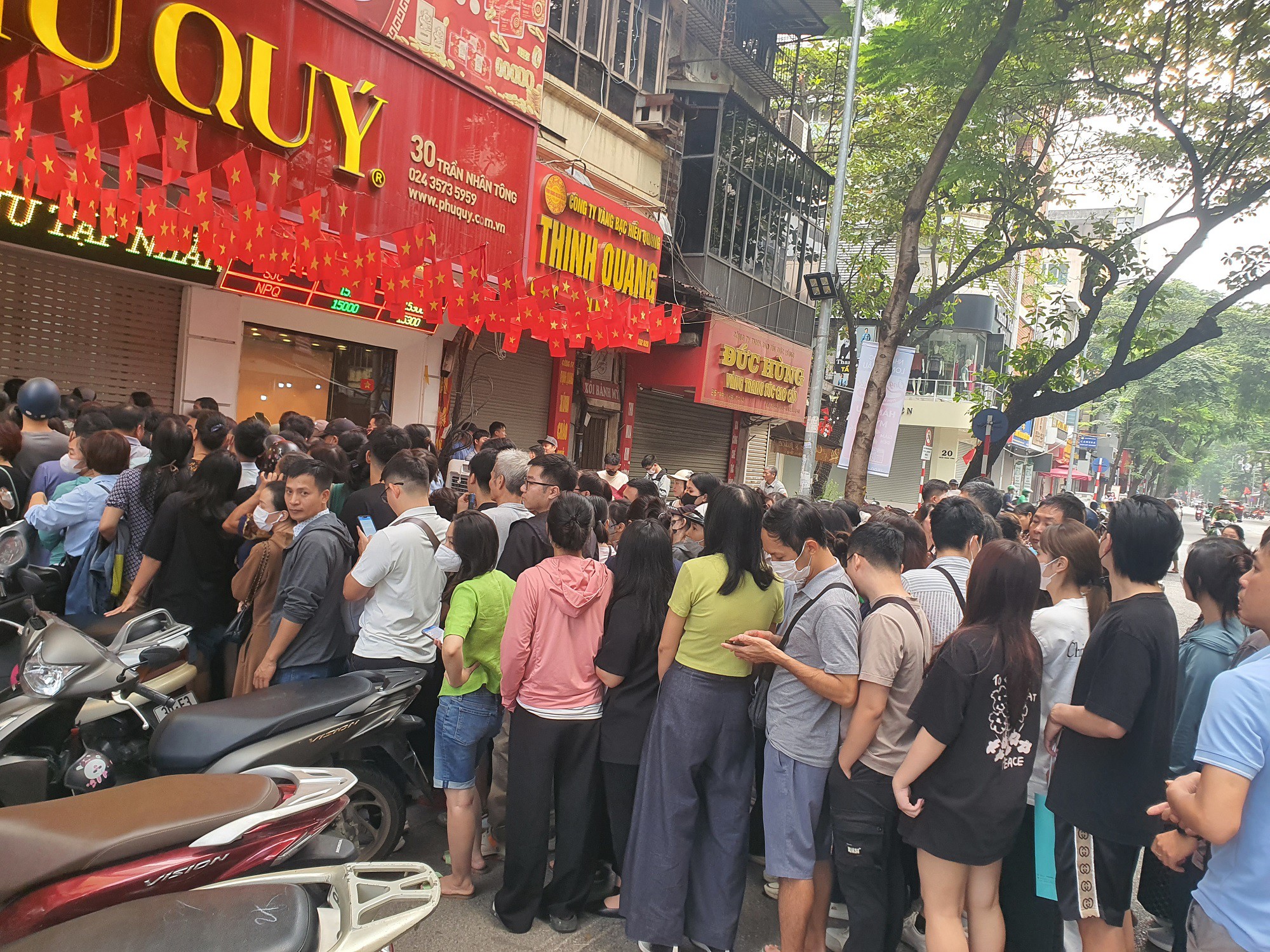 Người dân đổ xô đi mua vàng bất chấp giá tăng hay giảm, chuyên gia cảnh báo “nóng” - 4