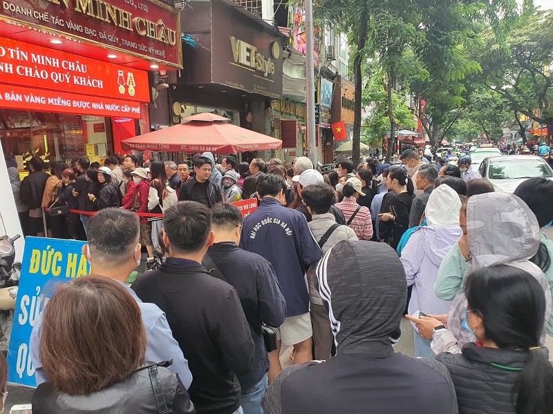 Giá vàng chiều 23/10: Hồi phục sau cú giảm sâu, cả nhà 8 người rủ nhau lên phố xếp hàng - 6