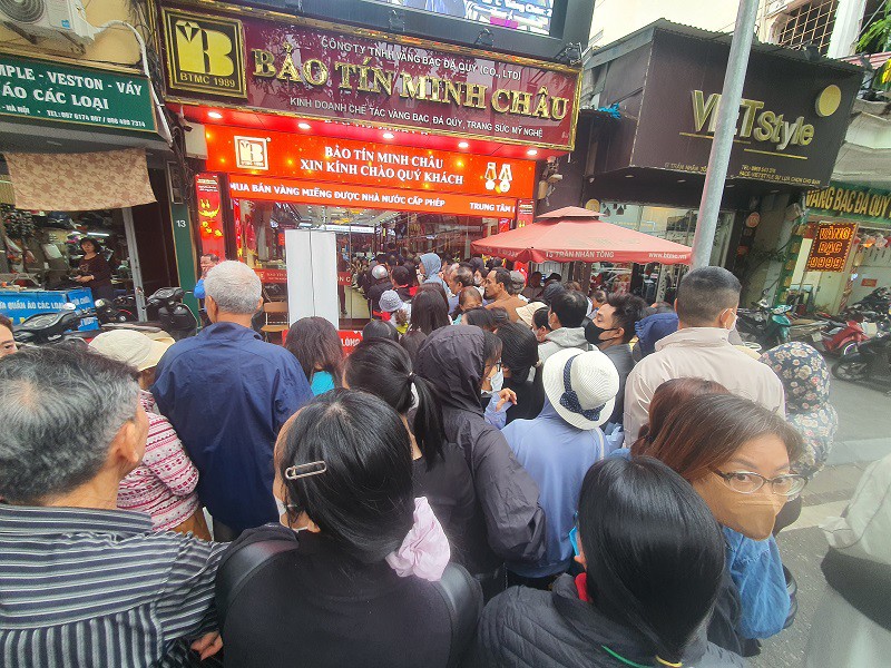 Giá vàng chiều 23/10: Hồi phục sau cú giảm sâu, cả nhà 8 người rủ nhau lên phố xếp hàng - 4