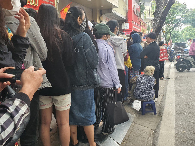 Giá vàng chiều 23/10: Hồi phục sau cú giảm sâu, cả nhà 8 người rủ nhau lên phố xếp hàng - 8