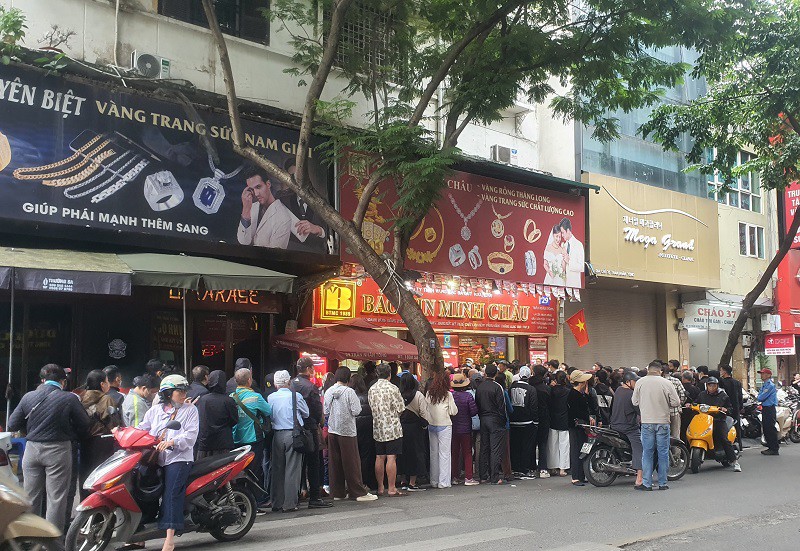 Giá vàng chiều 23/10: Hồi phục sau cú giảm sâu, cả nhà 8 người rủ nhau lên phố xếp hàng - 1