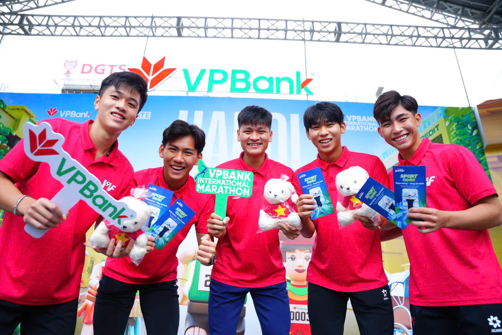 VPIM 2025: Khách hàng hào hứng trải nghiệm công nghệ “chạm” tại gian hàng VPBank - 6