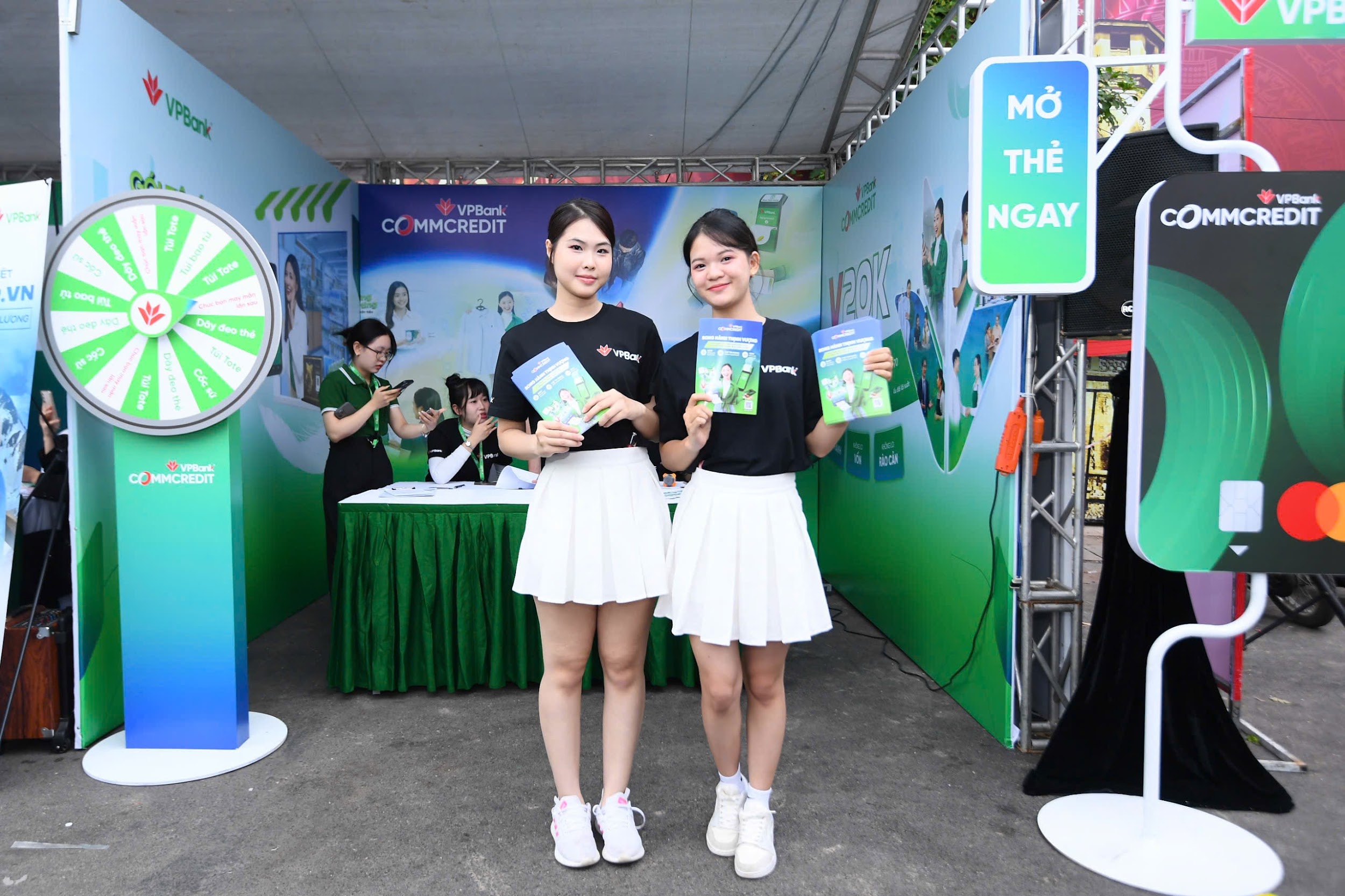 VPIM 2025: Khách hàng hào hứng trải nghiệm công nghệ “chạm” tại gian hàng VPBank - 7