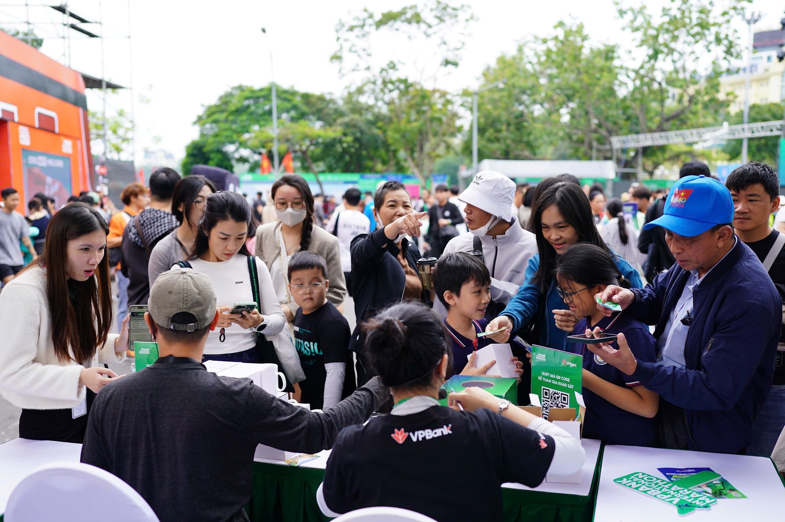 VPIM 2025: Khách hàng hào hứng trải nghiệm công nghệ “chạm” tại gian hàng VPBank - 1