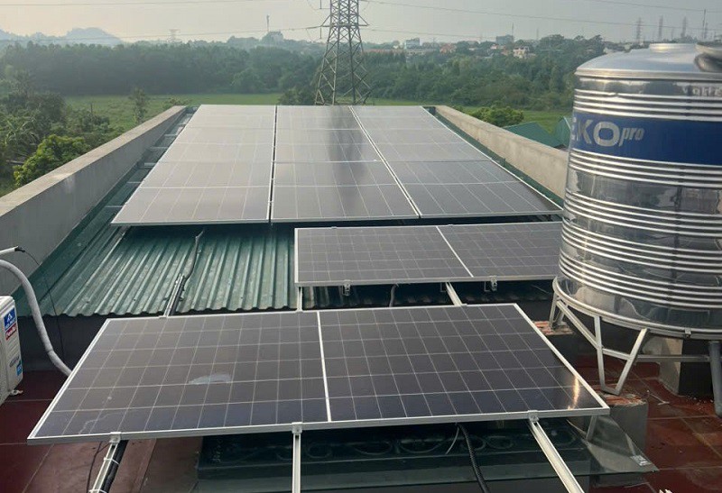 Chi 135 triệu đồng lắp điện mặt trời mái nhà, vợ chồng trẻ Phú Thọ nhận cái kết bất ngờ - 1