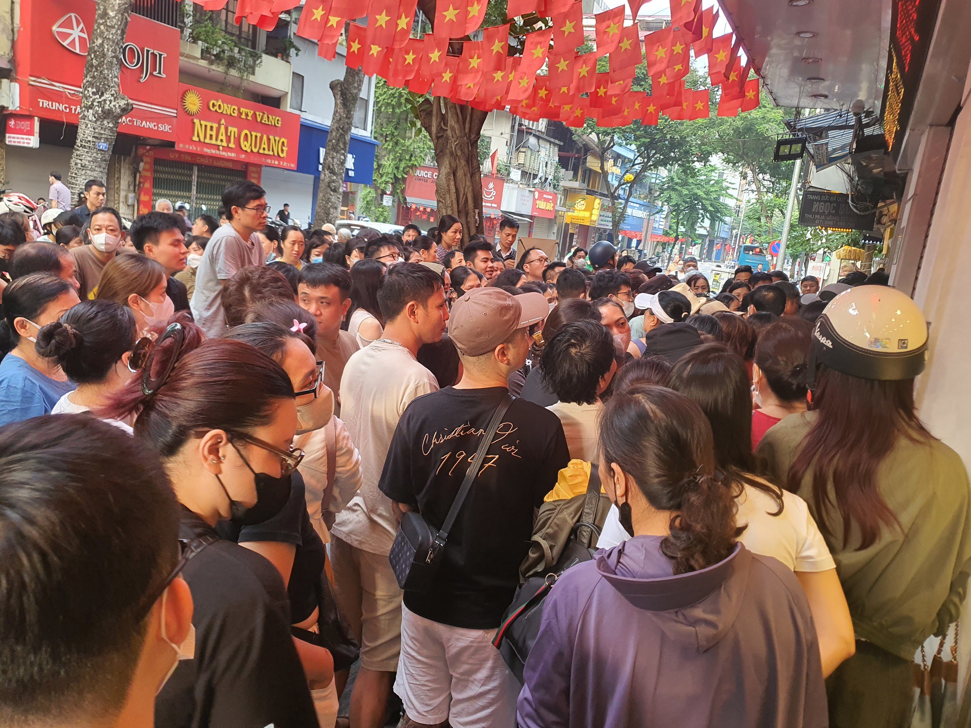 “Vàng cháy hàng”, nhiều người lấn sân mua hàng cân bạc lúc giá đỉnh, giờ đứng ngồi không yên - 4