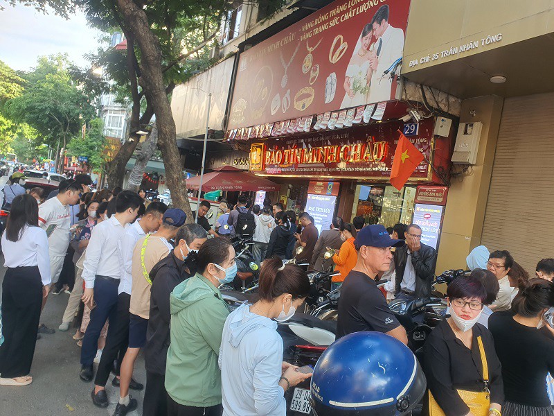 Giá vàng chiều 28/10: Tiếp tục giảm sâu, người dân ồ ạt đi bán, cửa hàng “thừa vàng” trả khách - 5