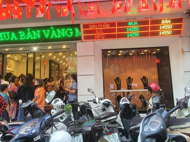 Giá vàng chiều 28/10: Tiếp tục giảm sâu, người dân ồ ạt đi bán, cửa hàng “thừa vàng” trả khách - 1