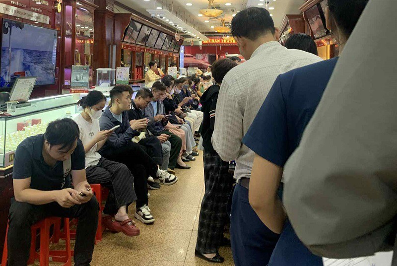 Giá vàng chiều 28/10: Tiếp tục giảm sâu, người dân ồ ạt đi bán, cửa hàng “thừa vàng” trả khách - 7