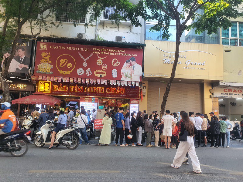 Giá vàng chiều 28/10: Tiếp tục giảm sâu, người dân ồ ạt đi bán, cửa hàng “thừa vàng” trả khách - 2