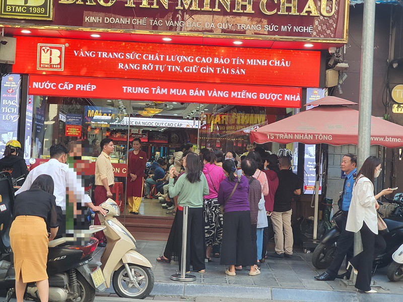 Giá vàng chiều 28/10: Tiếp tục giảm sâu, người dân ồ ạt đi bán, cửa hàng “thừa vàng” trả khách - 8
