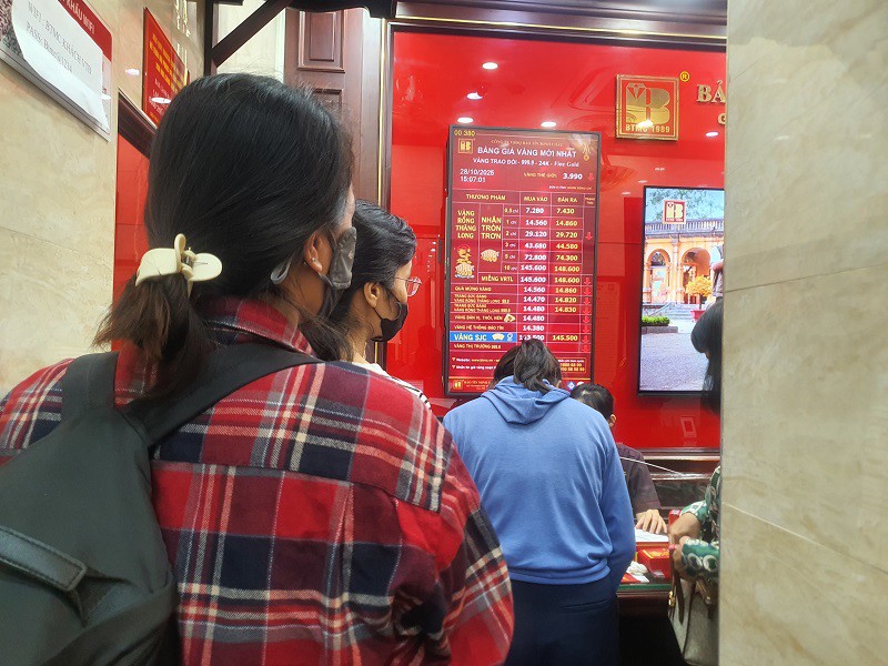 Giá vàng chiều 28/10: Tiếp tục giảm sâu, người dân ồ ạt đi bán, cửa hàng “thừa vàng” trả khách - 6