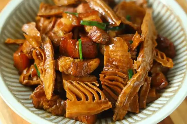 Thịt ba chỉ kho măng khô, món dân dã mà "hao cơm" - 1