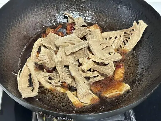 Thịt ba chỉ kho măng khô, món dân dã mà "hao cơm" - 4