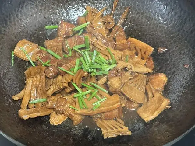 Thịt ba chỉ kho măng khô, món dân dã mà "hao cơm" - 5