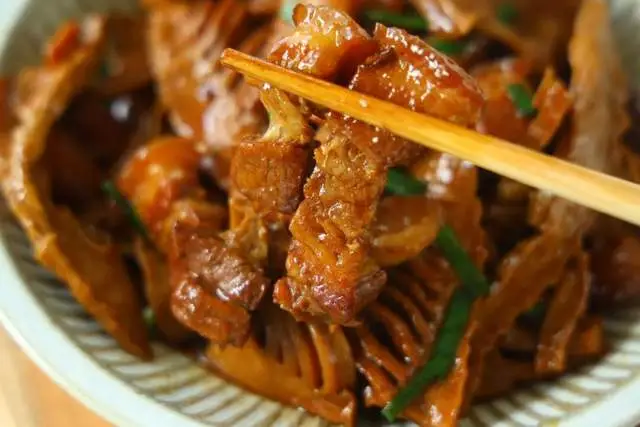 Thịt ba chỉ kho măng khô, món dân dã mà "hao cơm" - 7