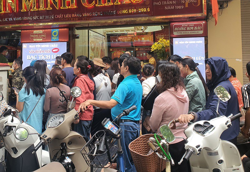 Giá vàng chiều 29/10: Bất ngờ đảo chiều, cửa hàng vàng ra thông báo mới khiến nhiều người đứng ngồi không yên - 8